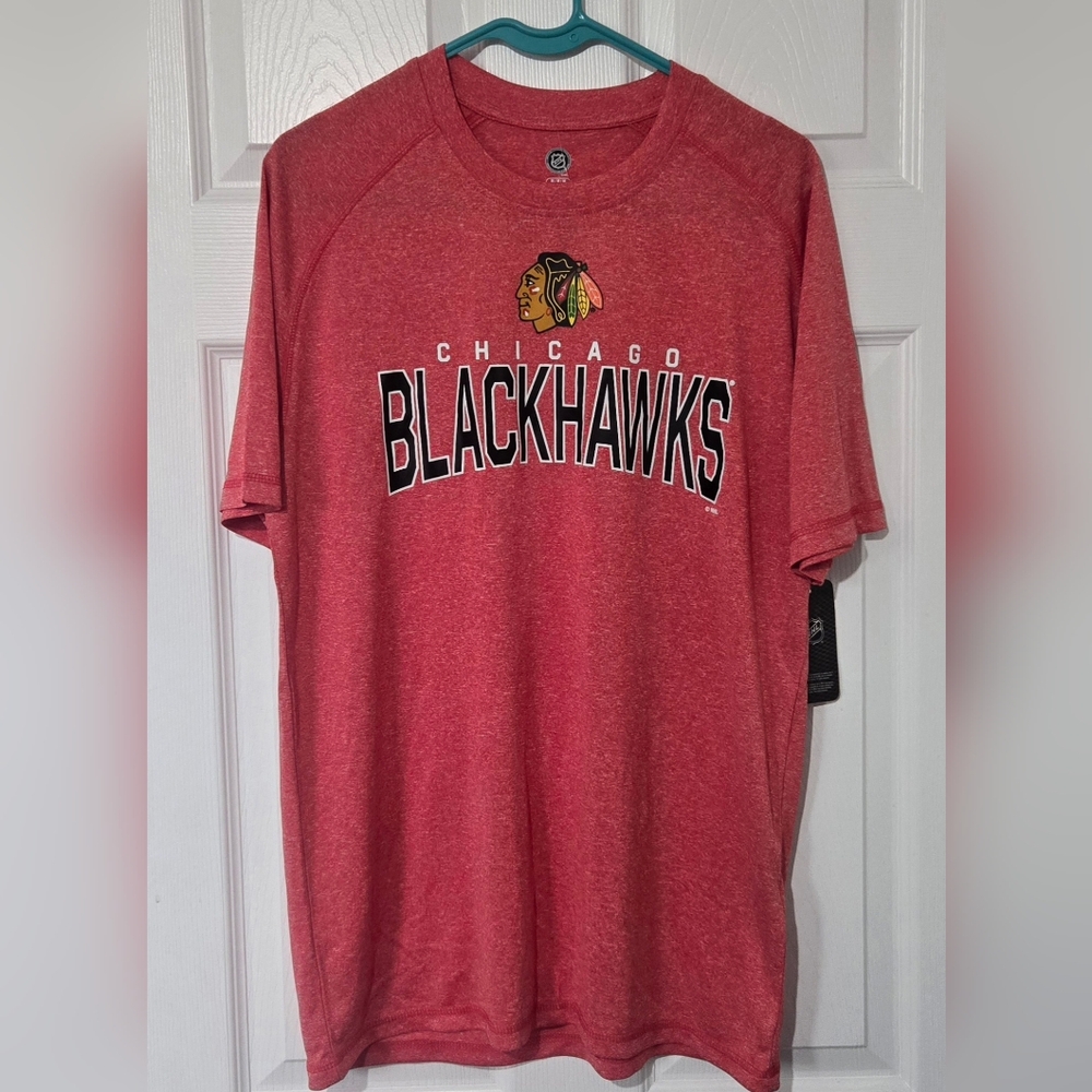 Men's Medium Chicago Blackhawks Red Short-Sleeve Shirt.  NWT